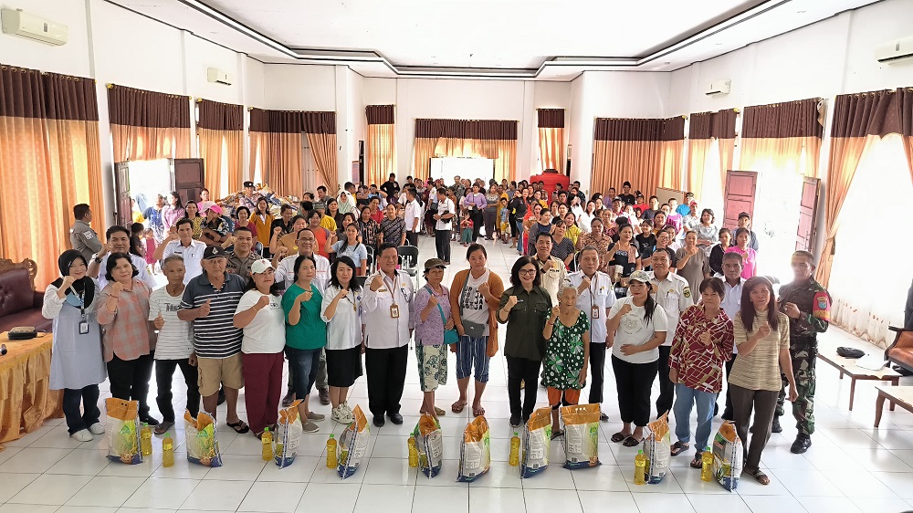 Salurkan Bantuan 500 Paket Sembako, Kadis P3APPKB Buka Pasar Murah di Kecamatan Mihing Raya Kabupaten Gumas