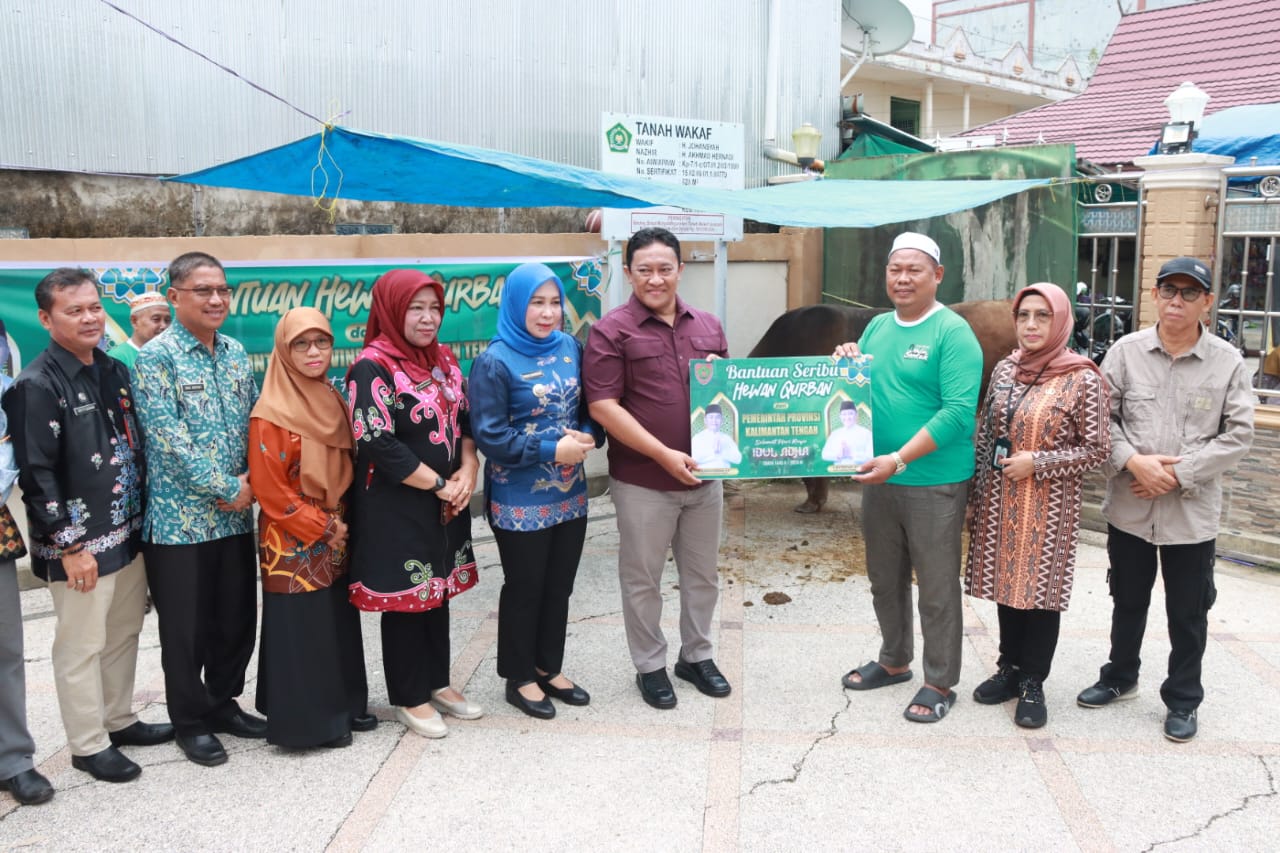 Jelang Hari Raya Iduladha 1445 H, Wagub Kalteng H. Edy Pratowo Serahkan Bantuan Hewan Qurban di Kecamatan Kahayan Hilir