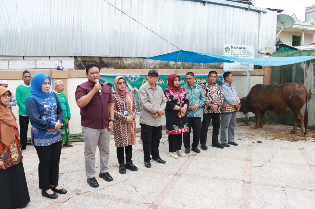Jelang Hari Raya Iduladha 1445 H, Wagub Kalteng H. Edy Pratowo Serahkan Bantuan Hewan Qurban di Kecamatan Kahayan Hilir