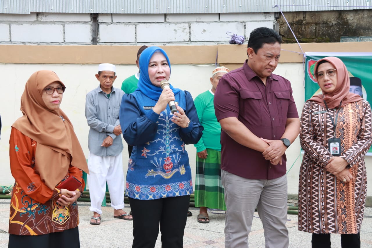 Jelang Hari Raya Iduladha 1445 H, Wagub Kalteng H. Edy Pratowo Serahkan Bantuan Hewan Qurban di Kecamatan Kahayan Hilir