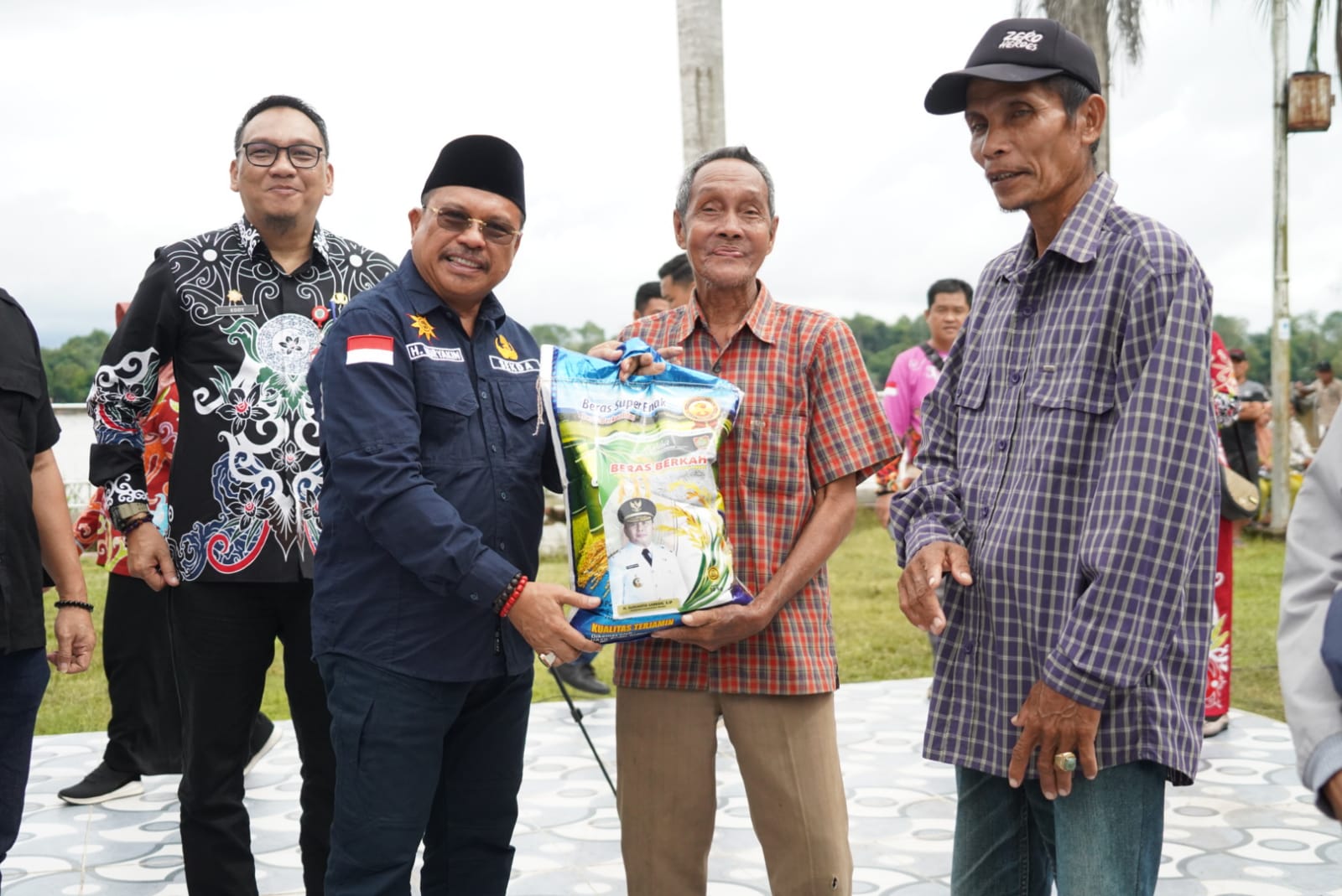 Sekda Nuryakin Serahkan 35 Ekor Sapi dan Gratiskan 1600 Paket Sembako di Buntok
