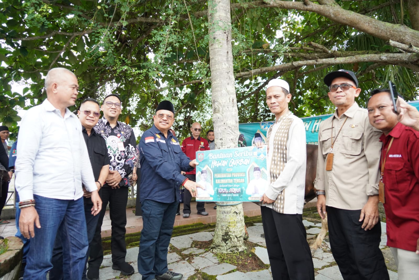 Sekda Nuryakin Serahkan 35 Ekor Sapi dan Gratiskan 1600 Paket Sembako di Buntok