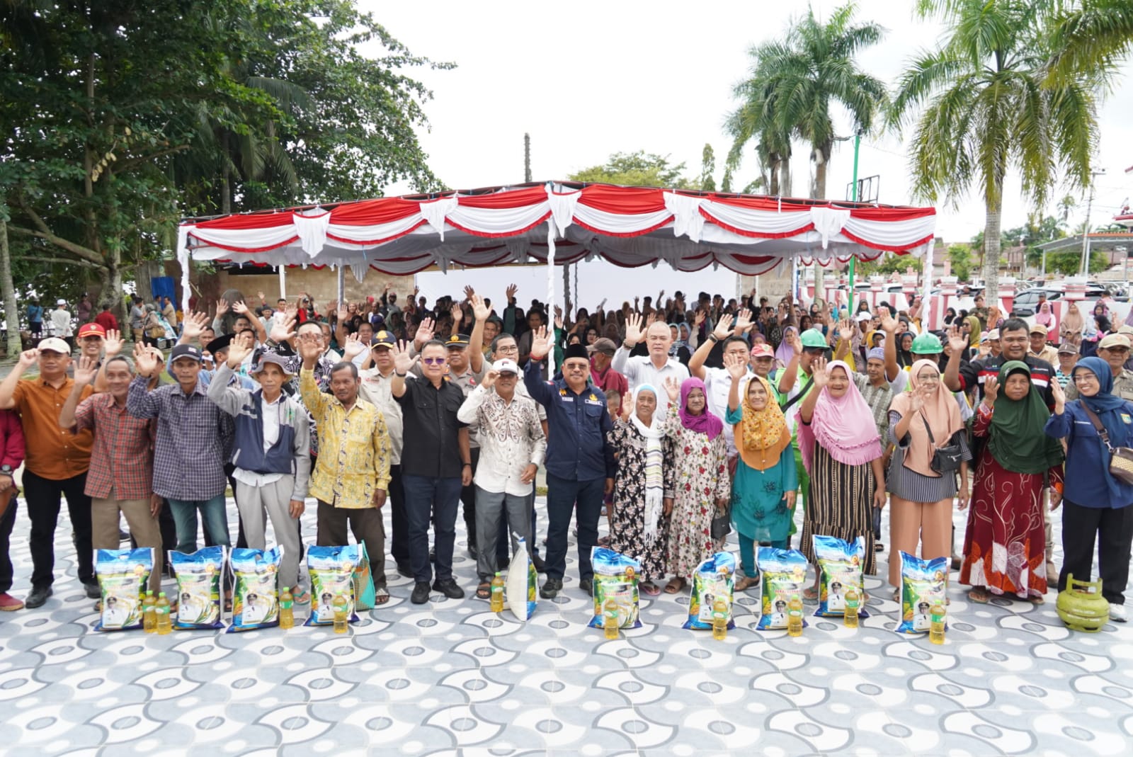Sekda Nuryakin Serahkan 35 Ekor Sapi dan Gratiskan 1600 Paket Sembako di Buntok