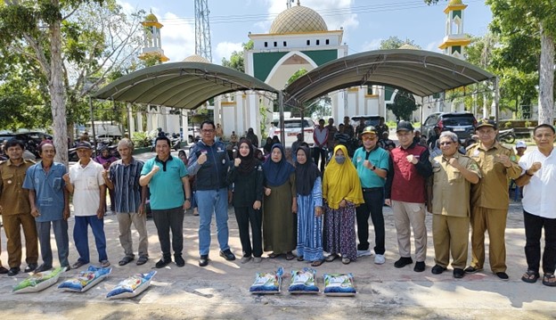 Pemprov Kalteng Gelar Pasar Murah dan Serahkan 31 Sapi Kurban di Sukamara