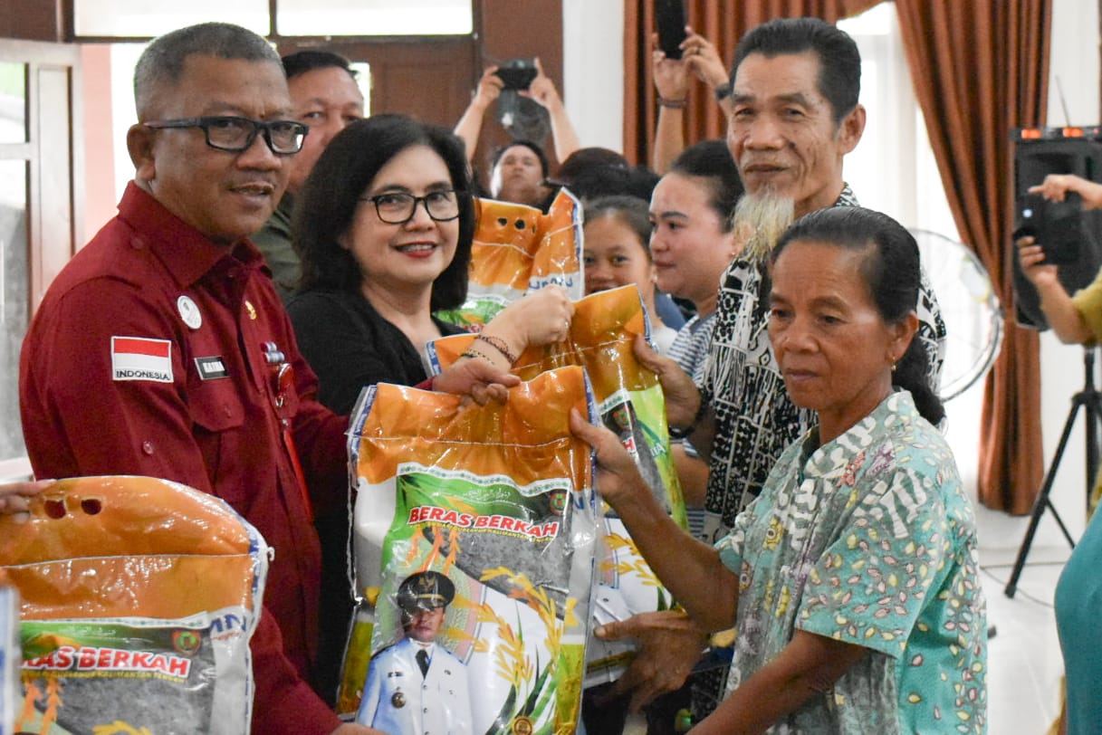 Kepala DP3APPKB Dampingi Kepala Badan Kesbangpol Salurkan 600 Paket Sembako Murah di Kec. Kahayan Hulu Utara, Kab. Gunung Mas