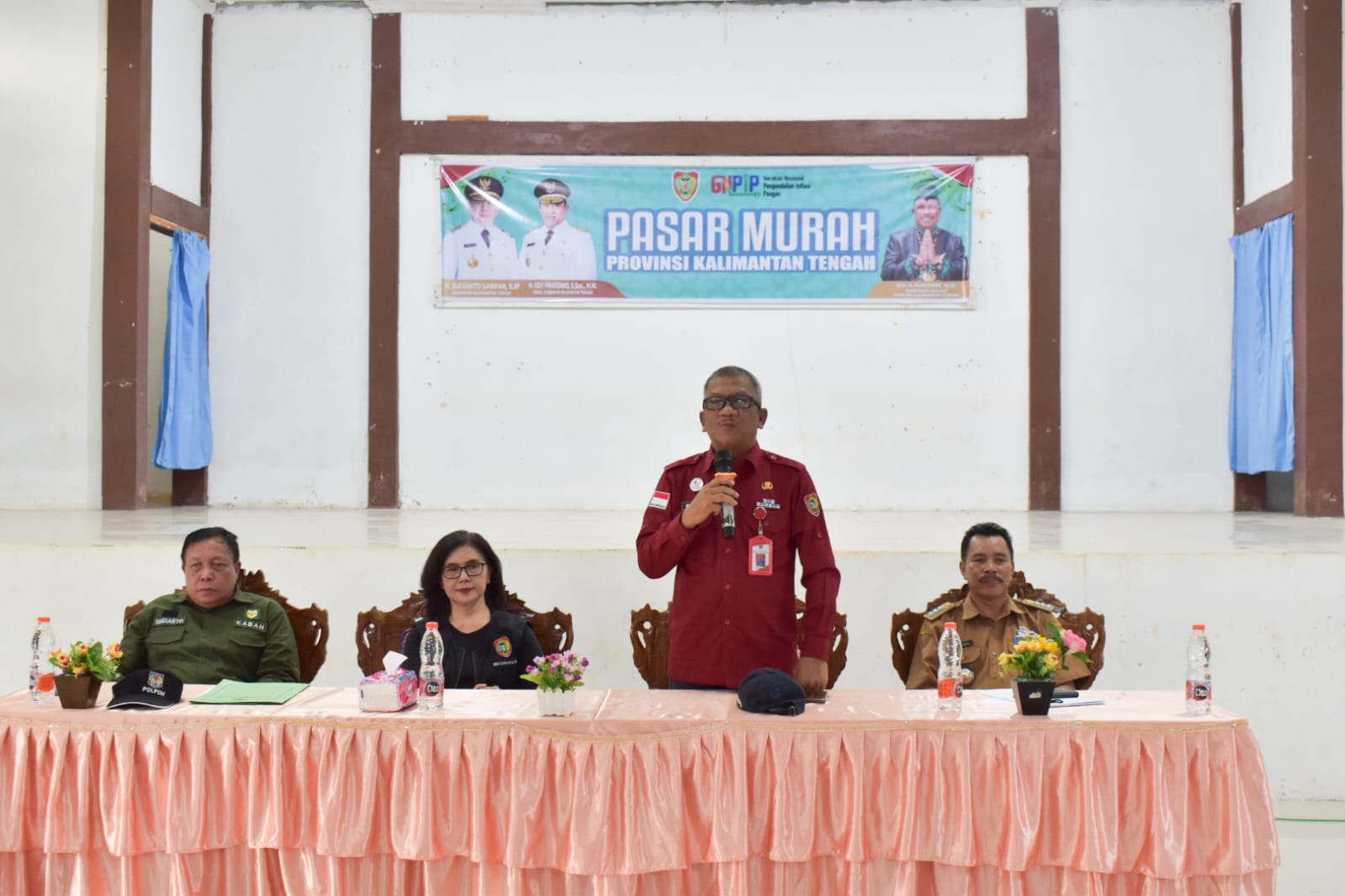 Kepala DP3APPKB Dampingi Kepala Badan Kesbangpol Salurkan 600 Paket Sembako Murah di Kec. Kahayan Hulu Utara, Kab. Gunung Mas