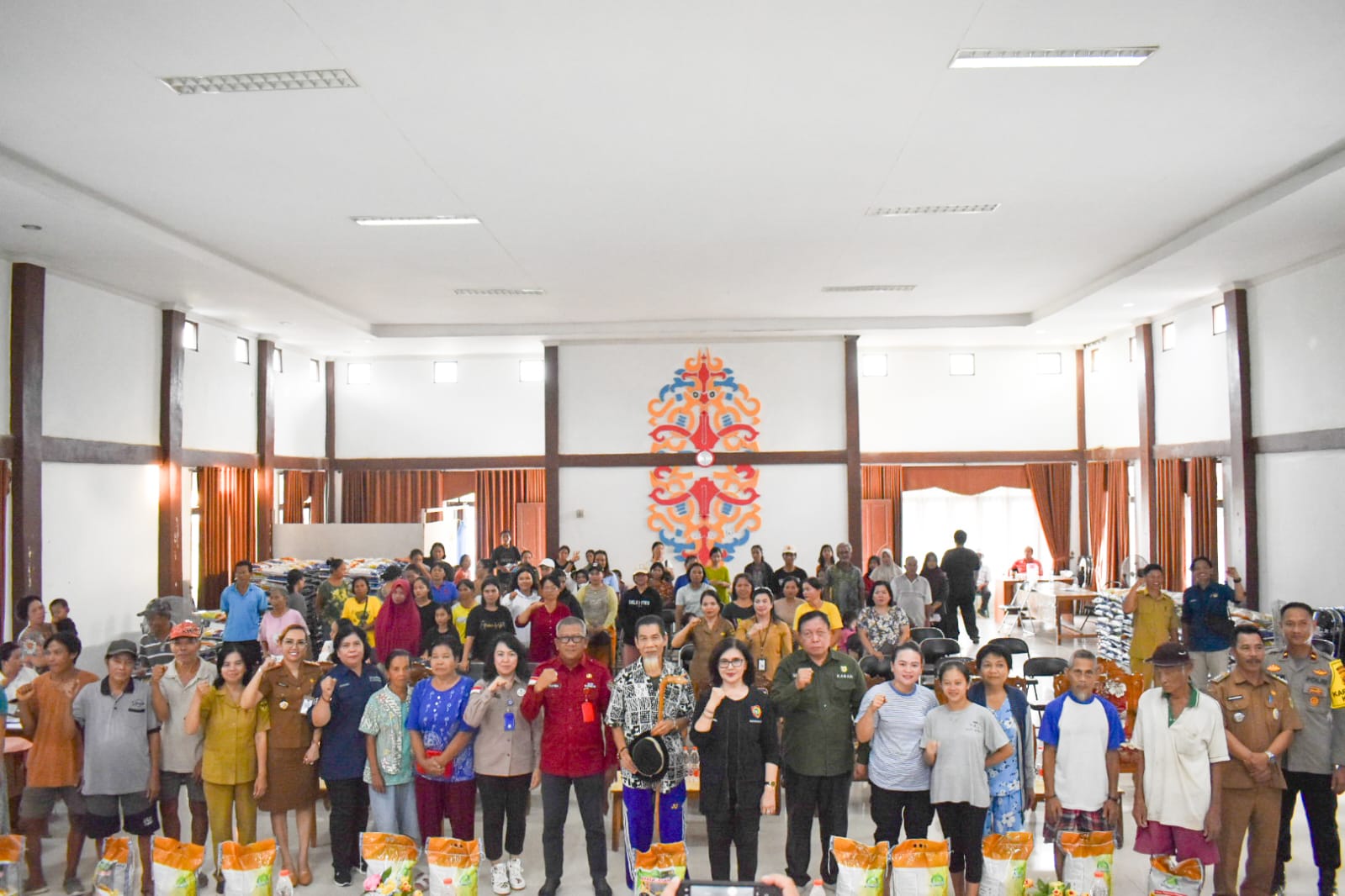 Kepala DP3APPKB Dampingi Kepala Badan Kesbangpol Salurkan 600 Paket Sembako Murah di Kec. Kahayan Hulu Utara, Kab. Gunung Mas