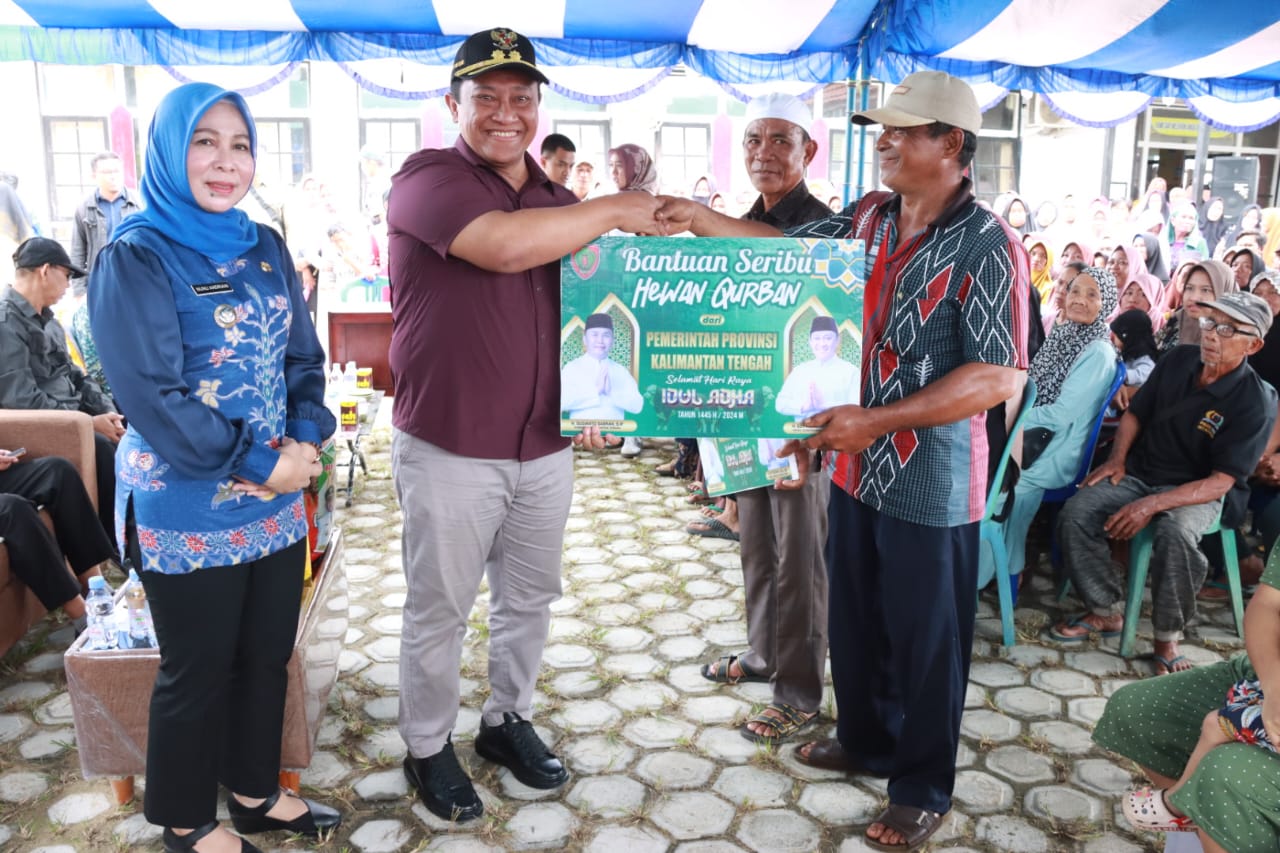 Wagub Kalteng H. Edy Pratowo Kembali Salurkan 1000 Paket Sembako dan Serahkan Bantuan 2 Ekor Hewan Qurban di Kecamatan Kahayan Kuala
