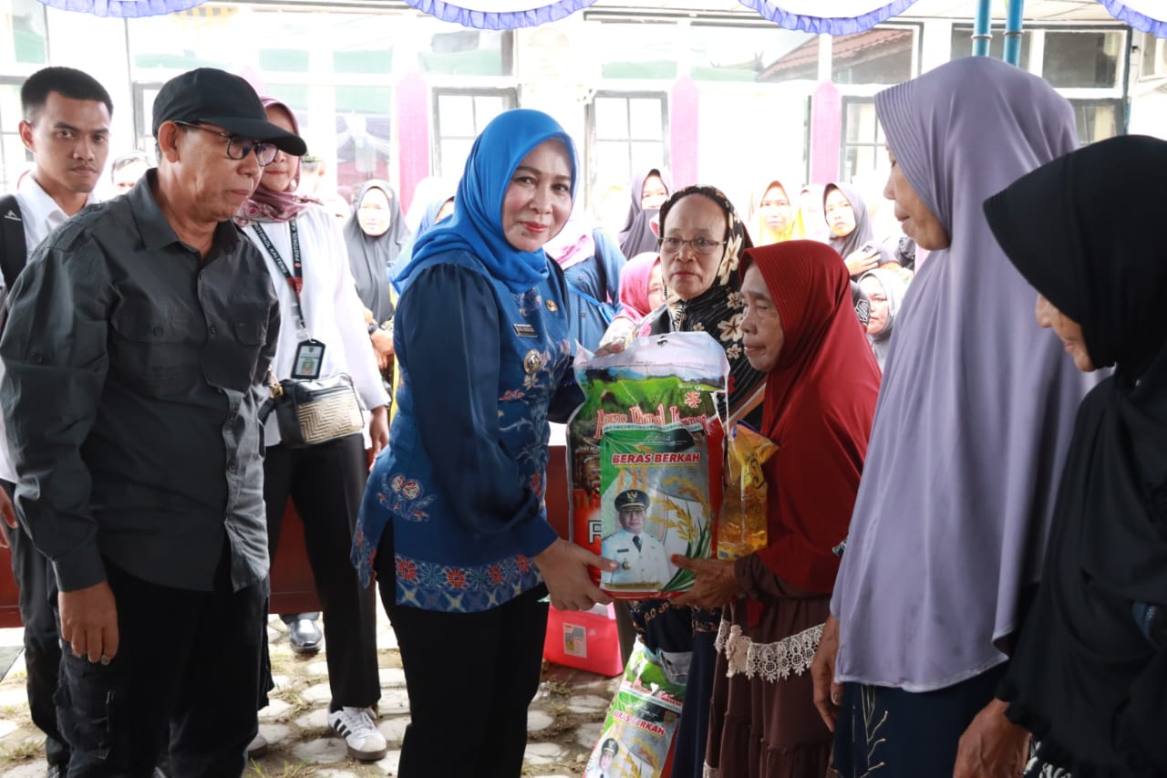 Wagub Kalteng H. Edy Pratowo Kembali Salurkan 1000 Paket Sembako dan Serahkan Bantuan 2 Ekor Hewan Qurban di Kecamatan Kahayan Kuala