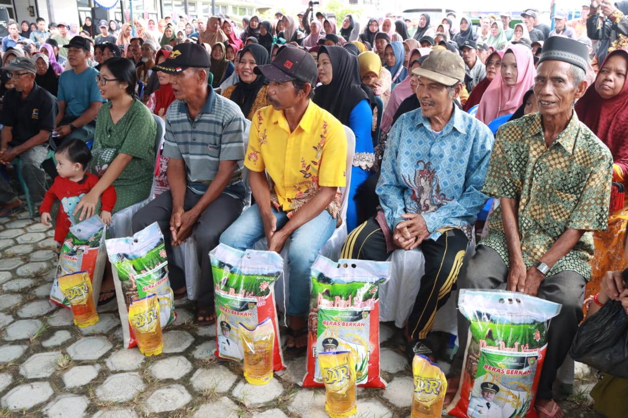 Wagub Kalteng H. Edy Pratowo Kembali Salurkan 1000 Paket Sembako dan Serahkan Bantuan 2 Ekor Hewan Qurban di Kecamatan Kahayan Kuala