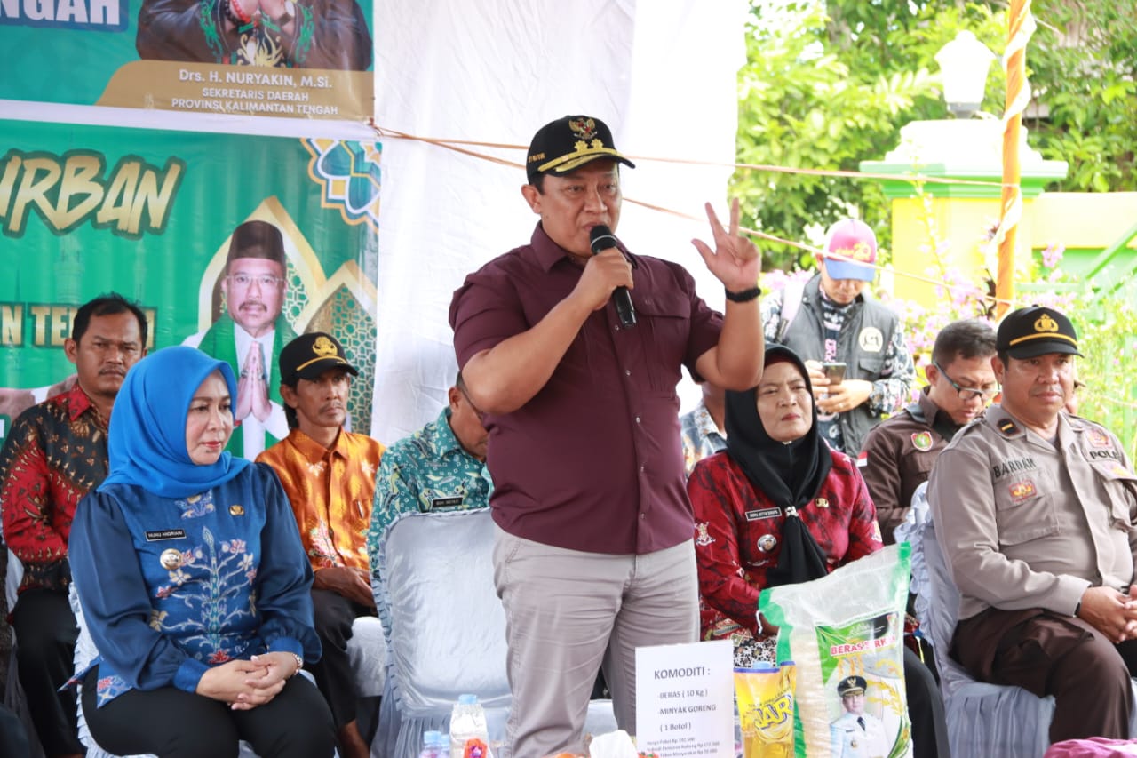 Buka Pasar Murah di Kecamatan Pandih Batu, Wagub Kalteng H. Edy Pratowo Salurkan 1000 Paket Sembako dan Serahkan Bantuan 2 Ekor Hewan Qurban