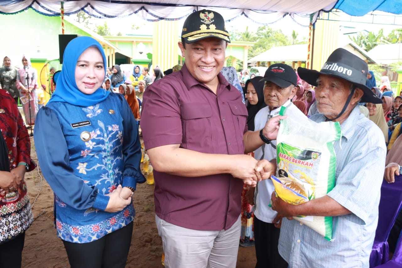 Buka Pasar Murah di Kecamatan Pandih Batu, Wagub Kalteng H. Edy Pratowo Salurkan 1000 Paket Sembako dan Serahkan Bantuan 2 Ekor Hewan Qurban