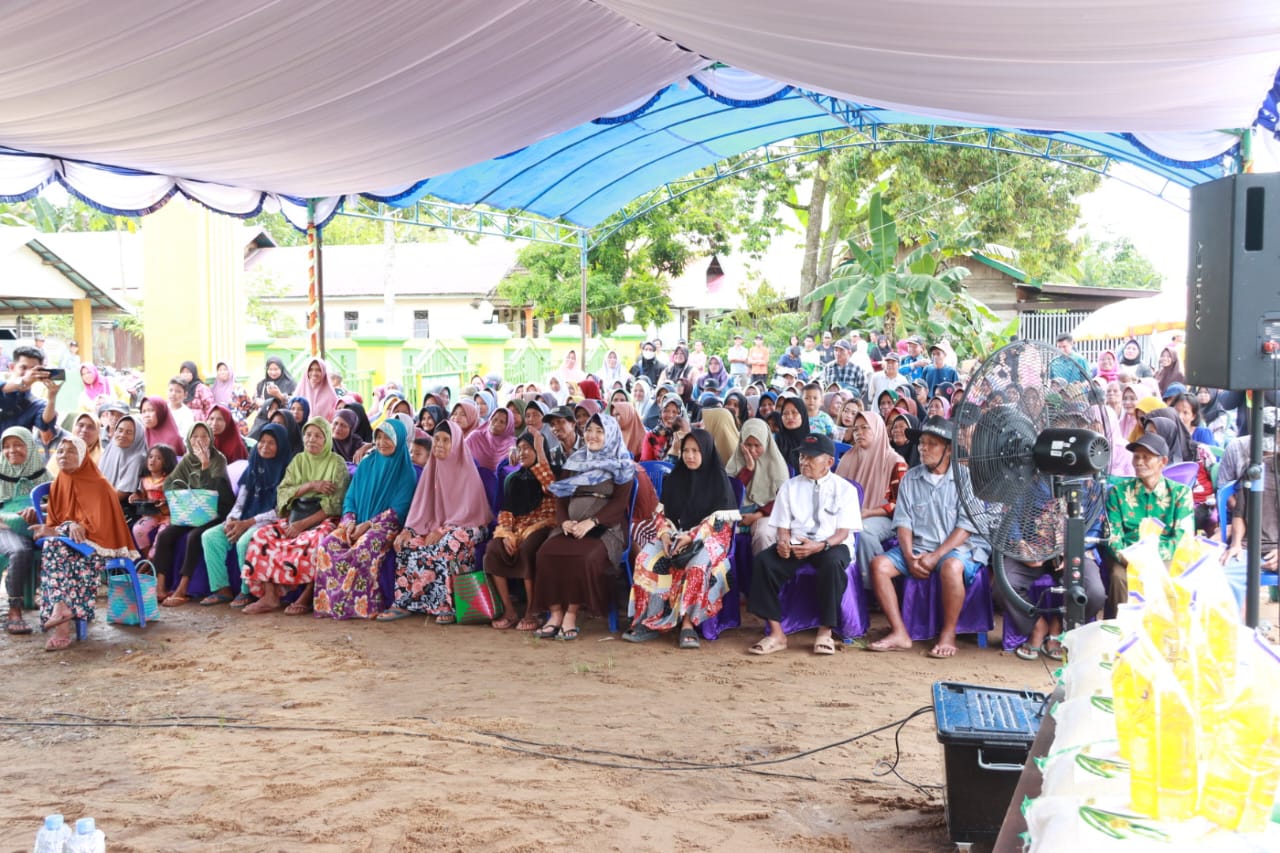 Buka Pasar Murah di Kecamatan Pandih Batu, Wagub Kalteng H. Edy Pratowo Salurkan 1000 Paket Sembako dan Serahkan Bantuan 2 Ekor Hewan Qurban