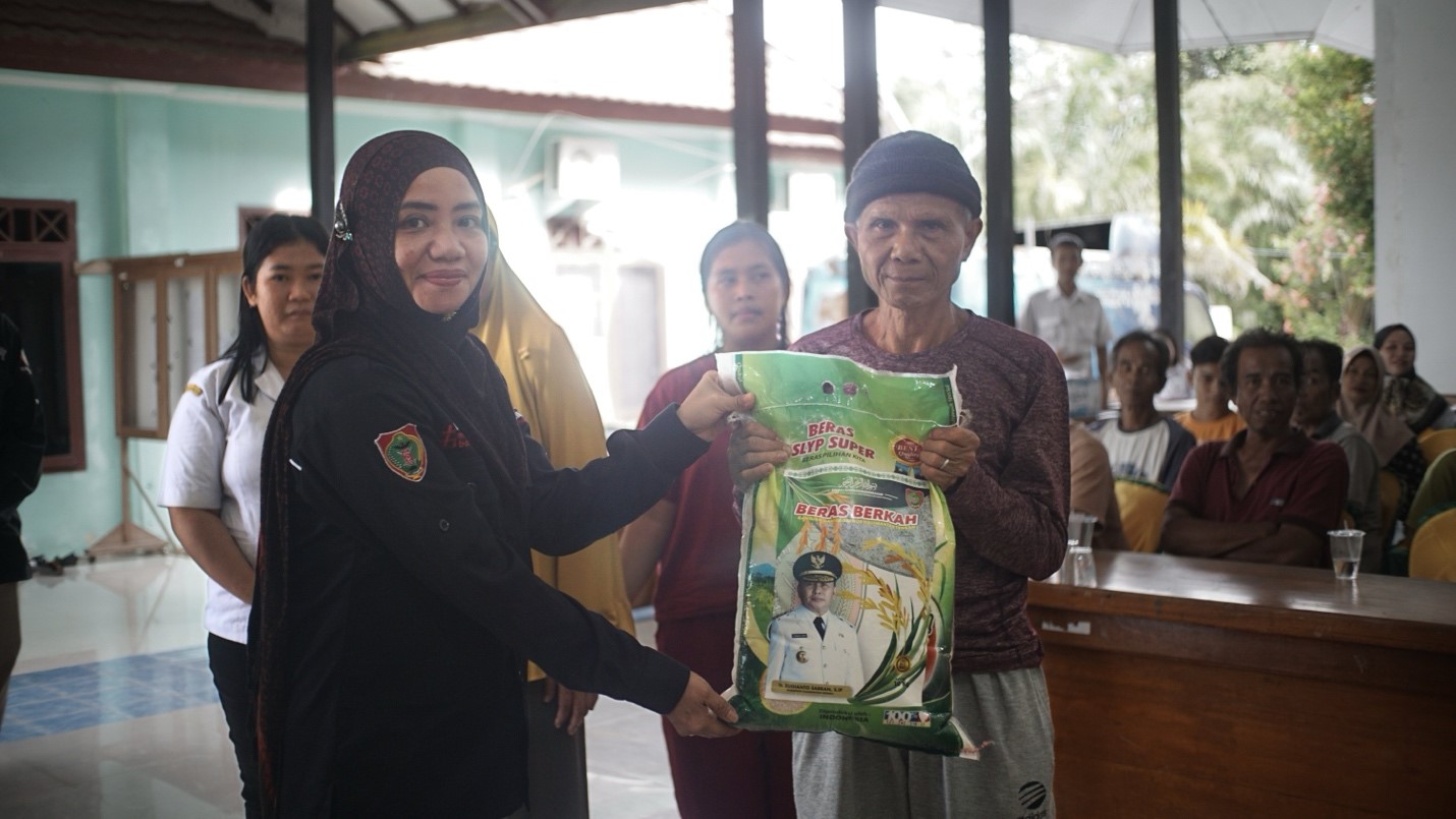 Wakili Gubernur Kalteng, Kepala BPSDM Buka Pasar Murah di Kecamatan Balai Riam dan Permata Kecubung, Kabupaten Sukamara