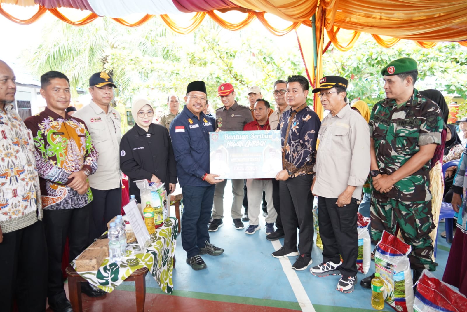 Sekda Nuryakin Serahkan 20 Ekor Sapi Kurban dan Gratiskan Pasar Penyeimbang di Barito Timur