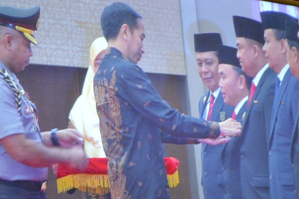 Gubernur Kalimantan Tengah Menerima Penghargaan Tanda Kehormatan Satyalancana Pembangunan Dari Presiden RI
