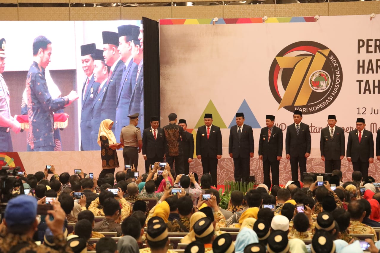 Gubernur Kalimantan Tengah Menerima Penghargaan Tanda Kehormatan Satyalancana Pembangunan Dari Presiden RI
