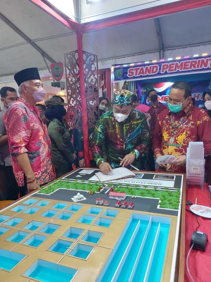 Wagub dan Sekda Prov. Kalteng Kunjungi Stand Dislutkan di Kalteng Expo Tahun 2022
