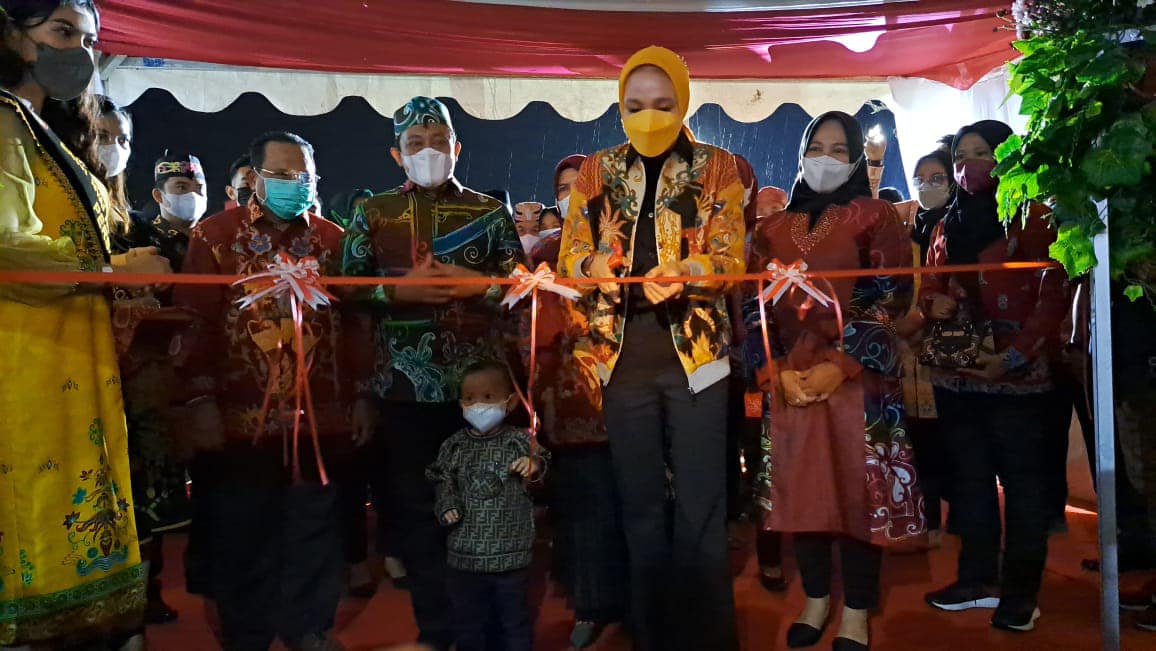 Wagub dan Sekda Prov. Kalteng Kunjungi Stand Dislutkan di Kalteng Expo Tahun 2022