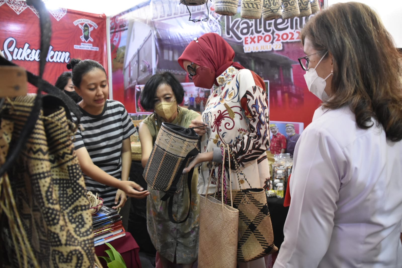 Ketua TP-PKK Ivo Sugianto Sabran Kunjungi Stand Kalteng Expo Kabupaten Lamandau