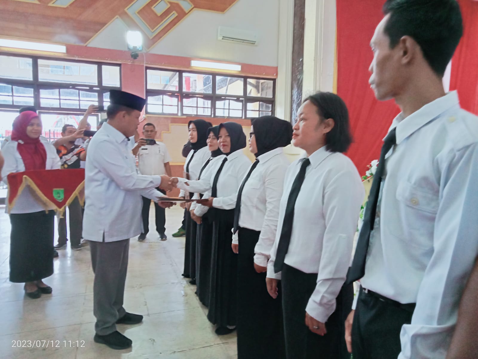 Pj. Bupati Barsel Serahkan Simbolis SK PPPK Guru Formasi 2022