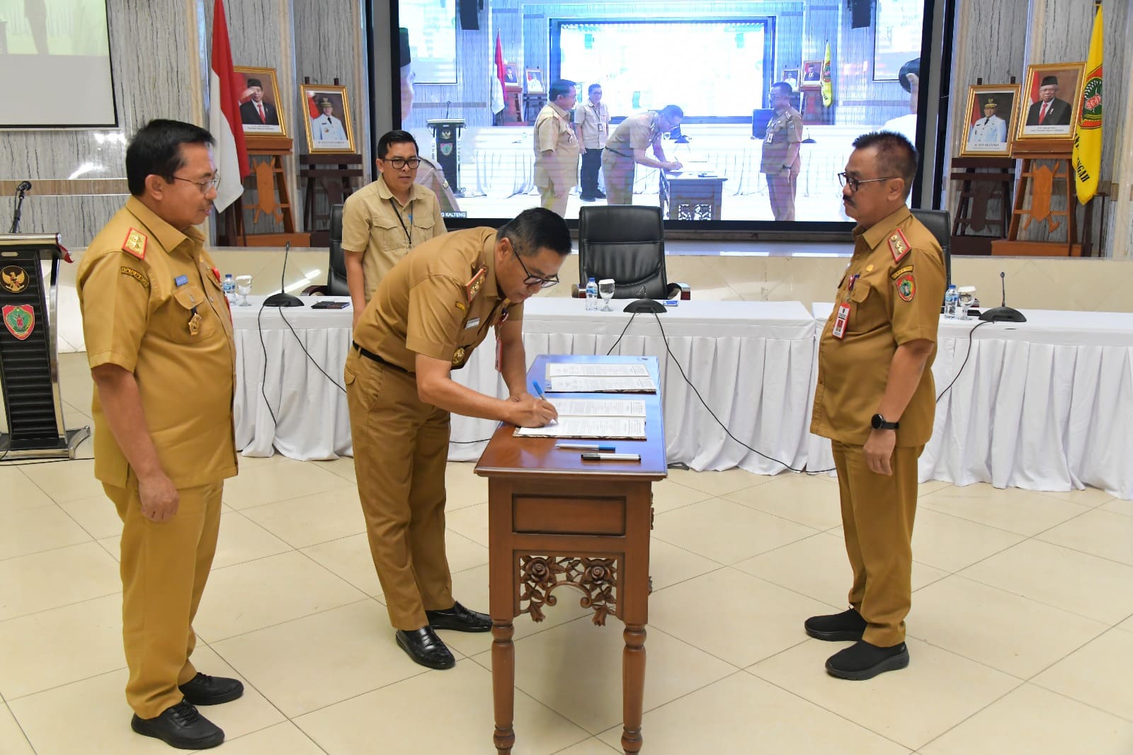 Sertijab Kepala Bappedalitbang Prov. Kalteng dari Pejabat lama Kaspinor ke Leonard S. Ampung