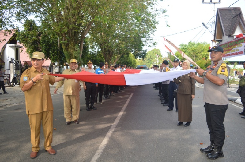 Kapuas Bentangkan Merah Putih 500 Meter