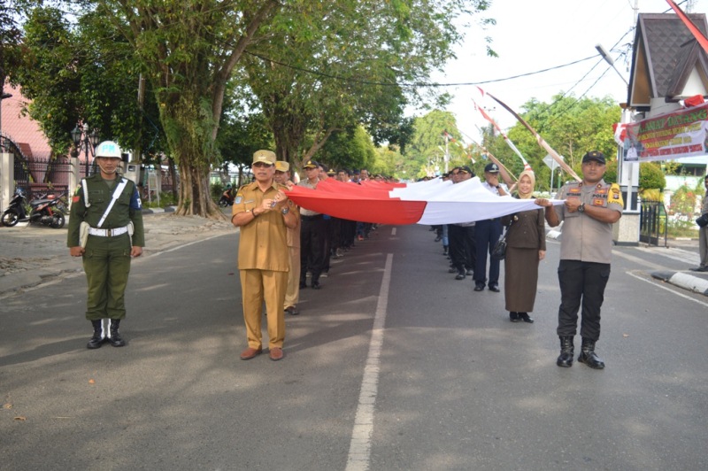 Kapuas Bentangkan Merah Putih 500 Meter