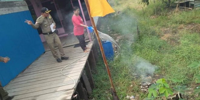 Satpol PP Tegur Warga Yang Bakar Sampah
