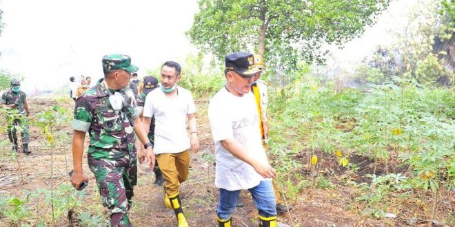 Gubernur dan Walikota Ikut Padamkan Kebakaran Lahan