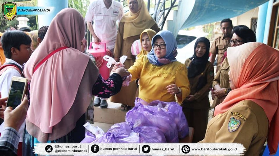 Ketua TP PKK Barito Utara Serahkan Hewan Qurban