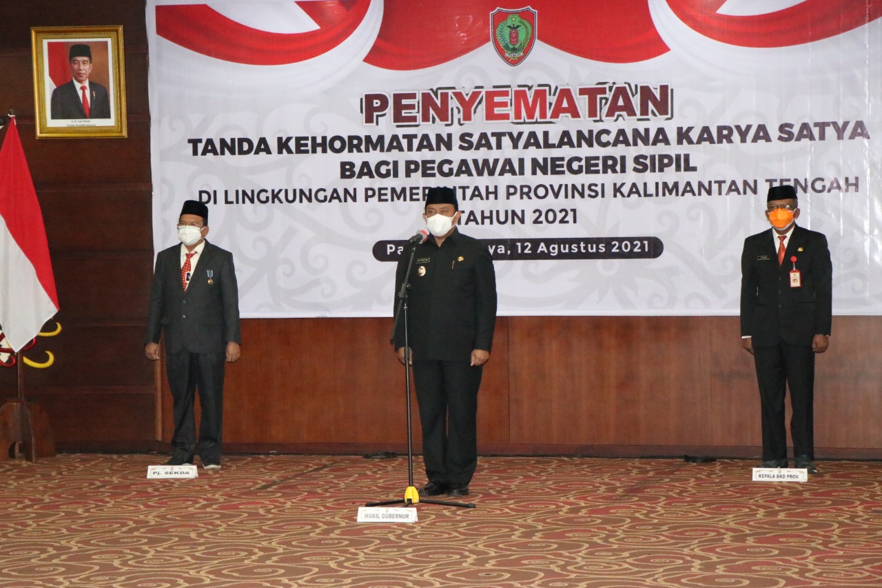 Penyematan Tanda Kehormatan Satyalancana Karya Satya di Lingkungan Pemerintah Provinsi Kalimantan Tengah Tahun 2021