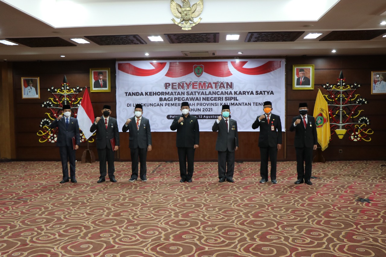 Penyematan Tanda Kehormatan Satyalancana Karya Satya di Lingkungan Pemerintah Provinsi Kalimantan Tengah Tahun 2021