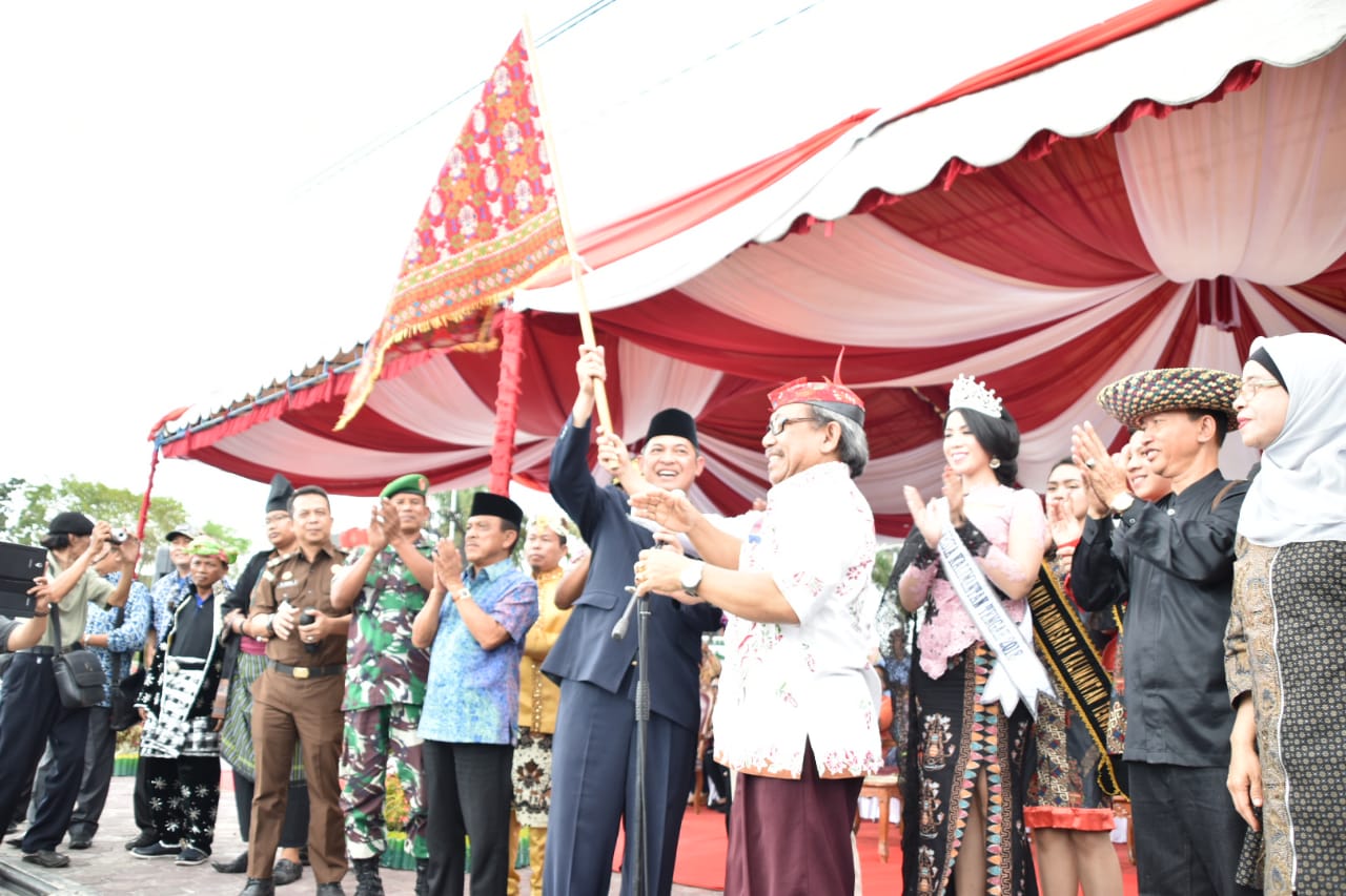 Pj. Sekda Buka Pawai Budaya Temu Karya se-Indonesia