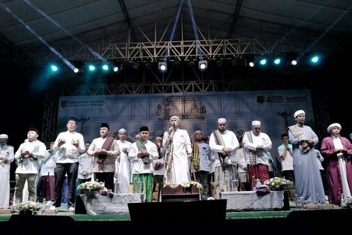 Kadisbudpar Kalteng Lantunkan Sholawat Bersama Ribuan Masyarakat Kapuas