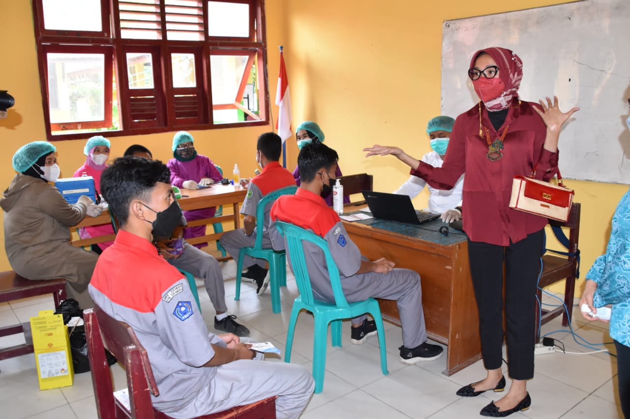 Ketua TP PKK Ivo Sugianto Sabran Tinjau Pencanangan Vaksinasi Pelajar di Sukamara