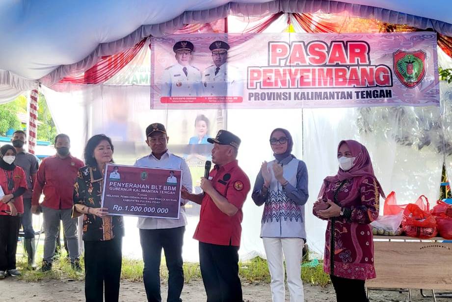 Gubernur Kalteng Serahkan BLT BBM untuk Membantu Nelayan dan Pelaku Usaha Perikanan Kab. Pulang Pisau                  