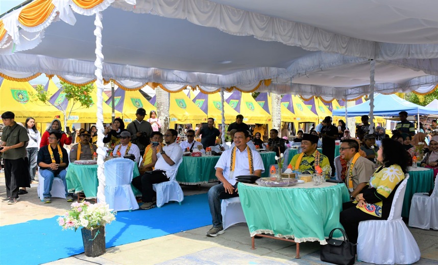 Buka Bazar, Wabup Barsel Serahkan Hadiah Lomba Ide & Inovasi Bisnis 2025