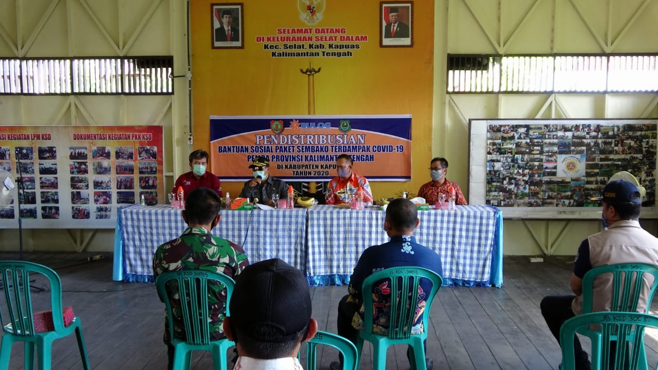 Plt. Gubernur Kalteng Lakukan Penyaluran Bantuan Sosial Tahap II di Kelurahan Selat Dalam, Kab. Kapuas