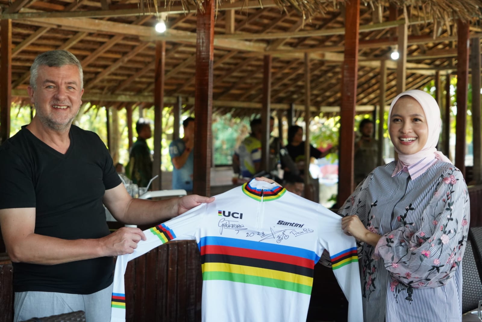 Ketua Dekranasda Ivo Sugianto Sabran Hadiri Ramah Tamah Bersama Peserta UCI MTB Eliminator World Championship Tahun 2023