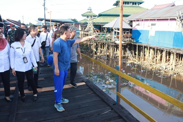 Gubernur Sugianto Sabran Tinjau Kondisi Sampah di Kawasan Kampung Puntun 
