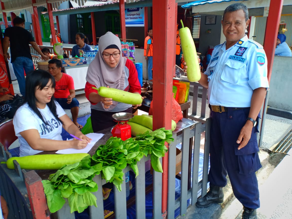 LAPAS Pangkalan Bun Panen Labu Siam dan Lapas Muara Teweh Panen Sawi Dan Pakcoy