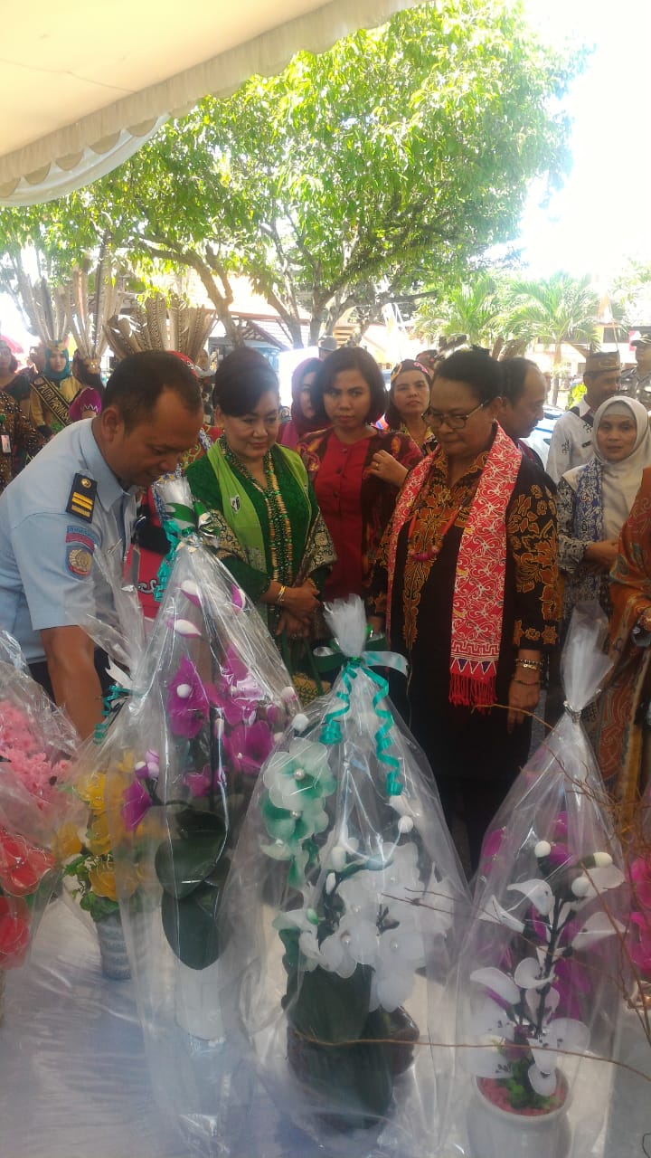 Menteri PPPA Kunjungi Stand Pameran Rutan Palangka Raya di Peringatan Hari  Ibu Ke 90 