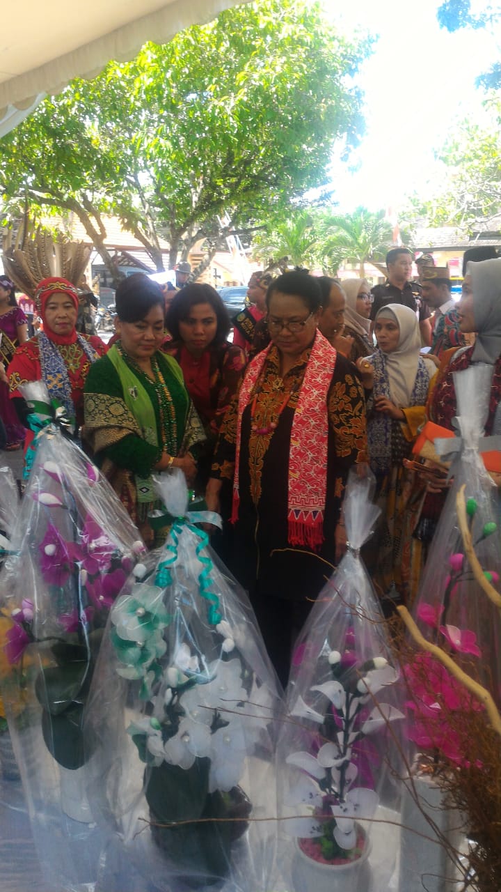 Menteri PPPA Kunjungi Stand Pameran Rutan Palangka Raya di Peringatan Hari  Ibu Ke 90 