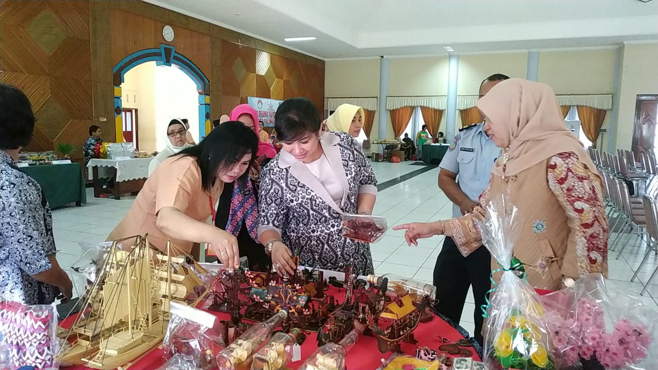 Menteri PPPA Kunjungi Stand Pameran Rutan Palangka Raya di Peringatan Hari  Ibu Ke 90 