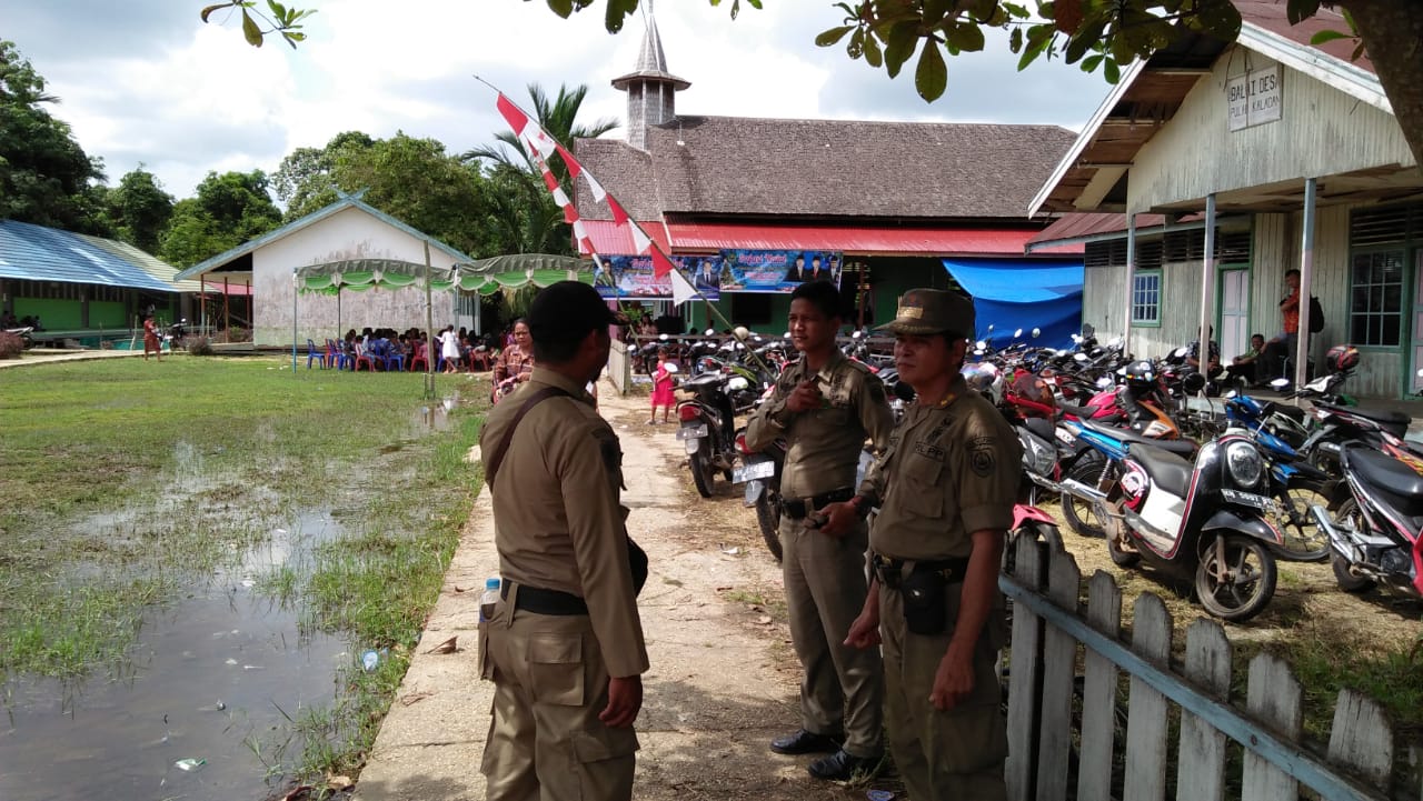SatPol PP Dampingi Rombongan Bupati Kapuas Safari Natal