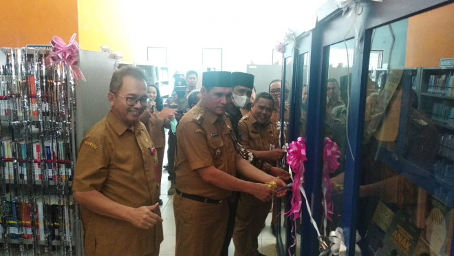 Launching Koleksi Buku Baru Dispursip, Pj Bupati Kobar Ajak Masyarakat Tingkatkan Minat Baca