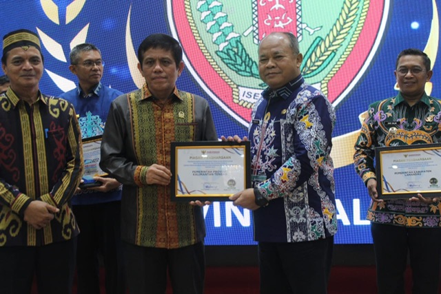 Plh. Asisten Pemkesra Maskur Hadiri Selebrasi Penyerahan Hasil Survei Kepatuhan Pelayanan Publik  di Provinsi Kalteng Tahun 2024