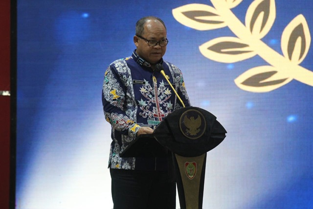 Plh. Asisten Pemkesra Maskur Hadiri Selebrasi Penyerahan Hasil Survei Kepatuhan Pelayanan Publik  di Provinsi Kalteng Tahun 2024