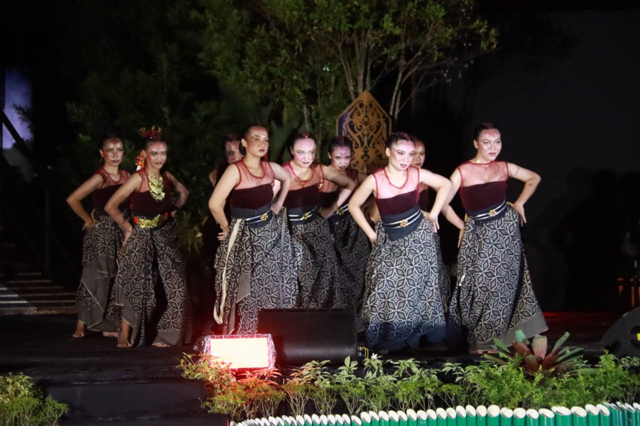 Plh Sahli Gubernur Bidang Pemkumpol Suharno Buka Pagelaran Tari Panamuei DAD Prov Kalteng Tahun 2024 